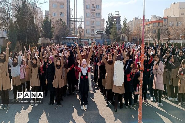 حال  و هوای انقلابی در مدرسه پنجم مهر به‌مناسبت دهه فجر