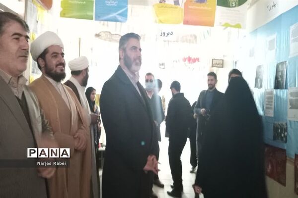 حضور دبیرکل اتحادیه انجمن های اسلامی دانش آموزان کشور در نمایشگاه مدرسه انقلاب
