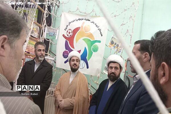 حضور دبیرکل اتحادیه انجمن های اسلامی دانش آموزان کشور در نمایشگاه مدرسه انقلاب