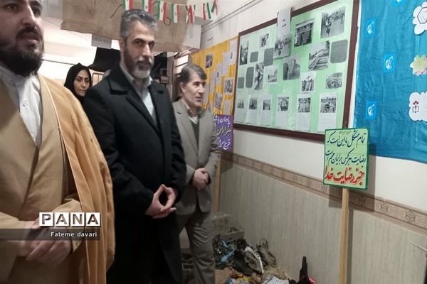 حضور دبیرکل اتحادیه انجمن های اسلامی دانش آموزان کشور در نمایشگاه مدرسه انقلاب