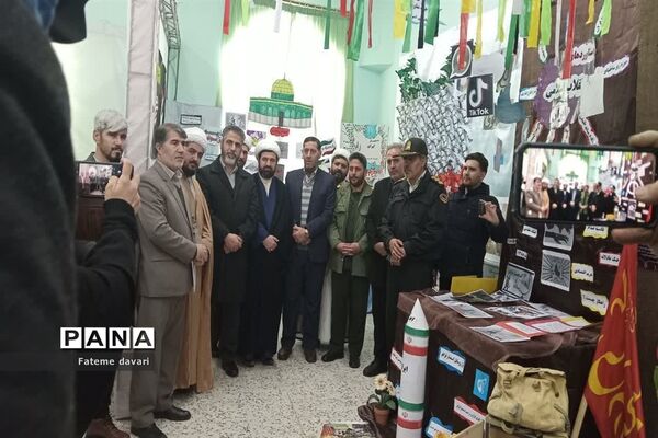 حضور دبیرکل اتحادیه انجمن های اسلامی دانش آموزان کشور در نمایشگاه مدرسه انقلاب