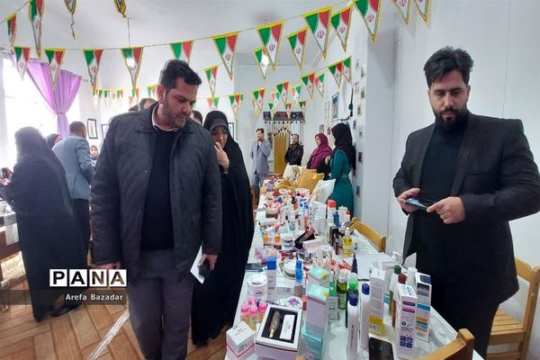 بازدید فرماندار نور از بازارچه کسب و کار کوچک بلده