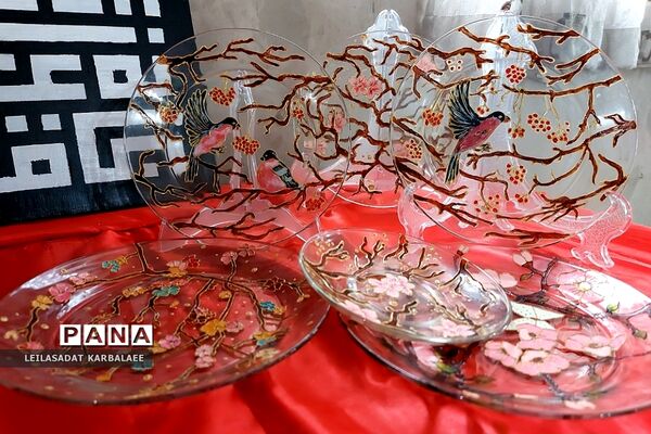 بازدید مدیرآموزش و پرورش کهریزک از نمایشگاه فرهنگ و هنر دبیرستان اولیاء ۳