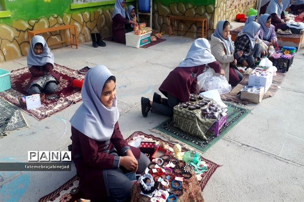 برگزاری بازراچه دانش‌آموزی در دبستان فاطمیه ابرکوه