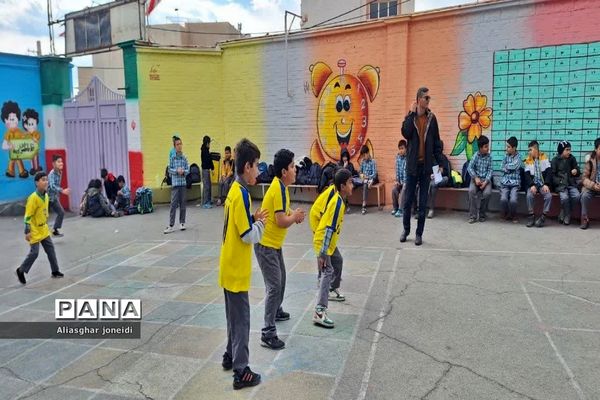 بازی‌ گروهی به‌مناسبت دهه فجر در آموزشگاه شیخ جنید پیشوا