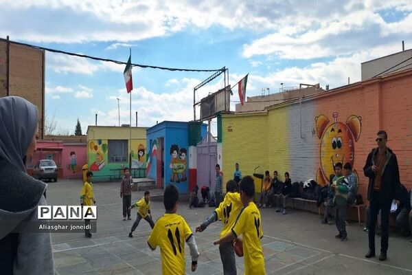 بازی‌ گروهی به‌مناسبت دهه فجر در آموزشگاه شیخ جنید پیشوا