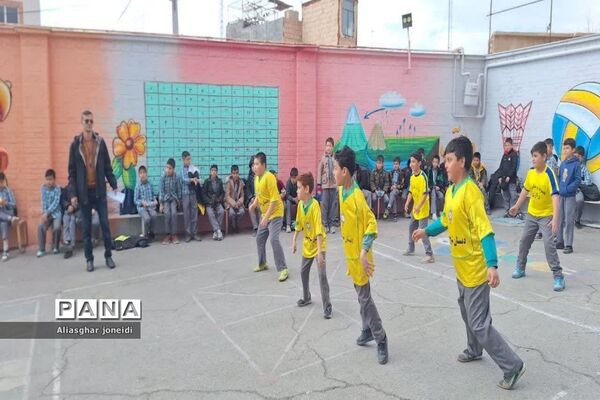 بازی‌ گروهی به‌مناسبت دهه فجر در آموزشگاه شیخ جنید پیشوا