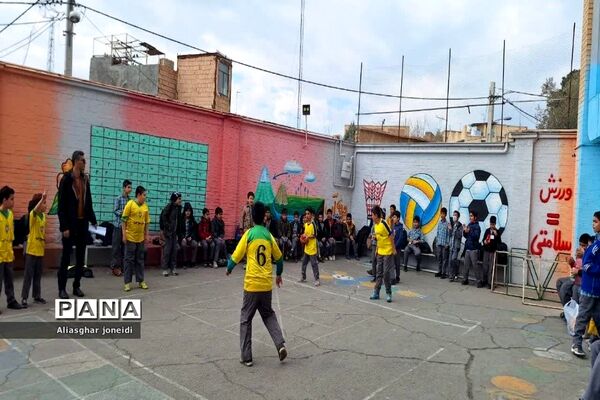 بازی‌ گروهی به‌مناسبت دهه فجر در آموزشگاه شیخ جنید پیشوا