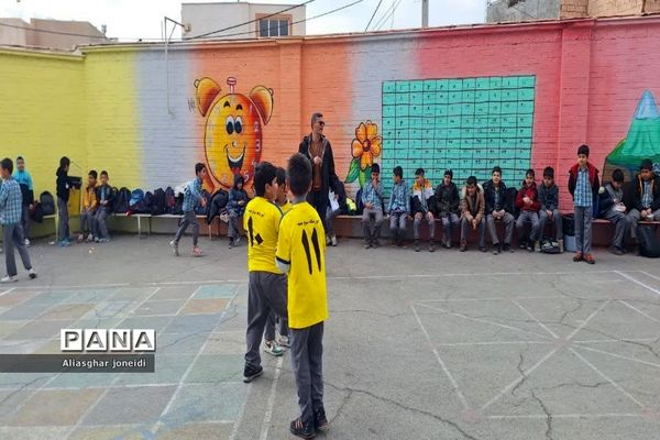 بازی‌ گروهی به‌مناسبت دهه فجر در آموزشگاه شیخ جنید پیشوا