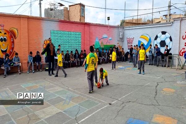 بازی‌ گروهی به‌مناسبت دهه فجر در آموزشگاه شیخ جنید پیشوا