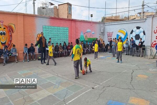 بازی‌ گروهی به‌مناسبت دهه فجر در آموزشگاه شیخ جنید پیشوا