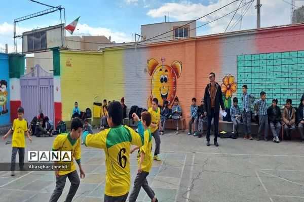 بازی‌ گروهی به‌مناسبت دهه فجر در آموزشگاه شیخ جنید پیشوا