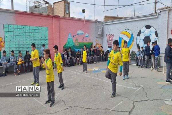 بازی‌ گروهی به‌مناسبت دهه فجر در آموزشگاه شیخ جنید پیشوا