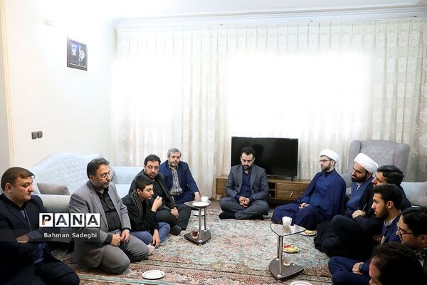 دیدار معاون پرورشی و فرهنگی وزارت آموزش و پرورش با خانواده شهید حادثه تروریستی حجت الاسلام مهدی تقوی