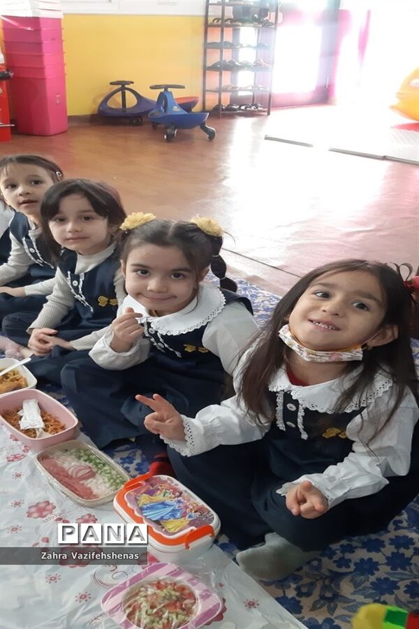 مراسم صبحانه انقلاب در مهد کودک گل‌های هستی شهرستان شیروان