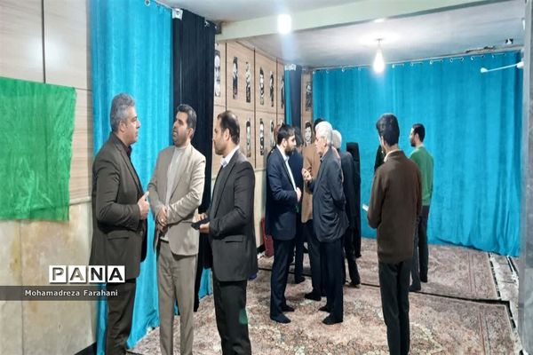 برگزاری میز خدمت در قرچک به‌مناسبت ایام دهه فجر