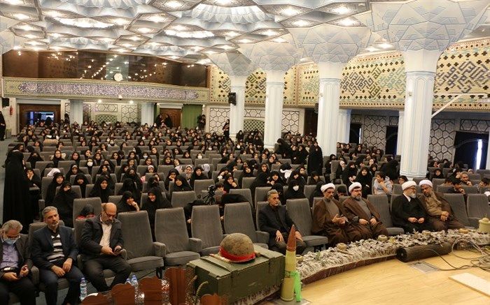 77 دانش‌آموز فرزند شهید دبیرستان شاهد نجمیه قم تجلیل شدند