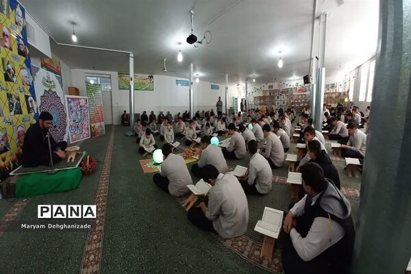 محفل انس با قرآن کریم در دبیرستان پسرانه دوره اول سیدالشهدا به‌مناسبت ایام الله دهه فجر در مهریز