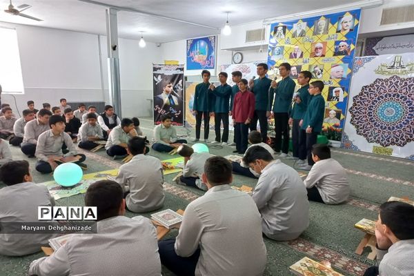 محفل انس با قرآن کریم در دبیرستان پسرانه دوره اول سیدالشهدا به‌مناسبت ایام الله دهه فجر در مهریز