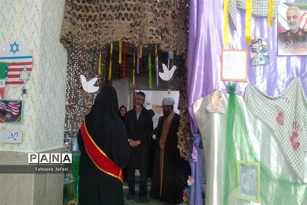 افتتاحیه نمایشگاه مدرسه انقلاب در دبیرستان نمونه دولتی رضوان