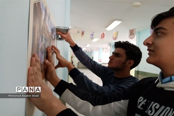 برپایی نمایشگاه انقلاب در دبیرستان نمونه آیت الله خامنه‌ای کاشمر