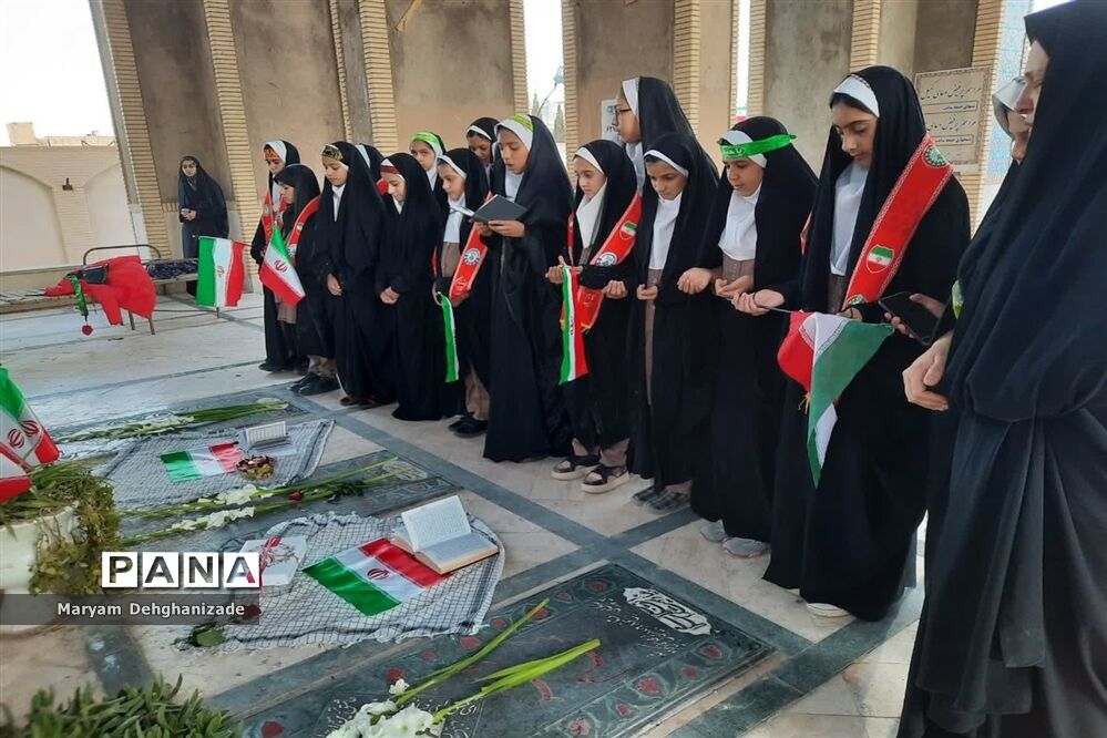 غبارروبی قبور شهدا به مناسبت دهه فجر ، دبستان شهید حسین زارع زاده مهریز