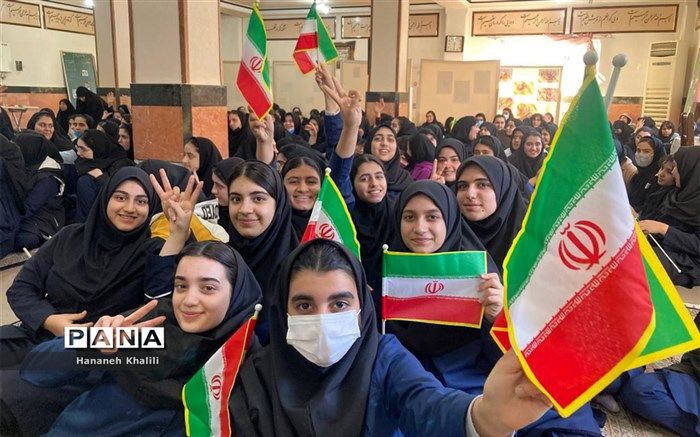 مراسم دهه فجر در دبیرستان شیوا آمل/فیلم