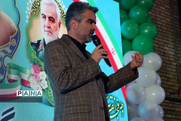 جشن باشکوه دهه فجر و تقدیر از دانش‌آموزان نمونه در شهرستان پیشوا