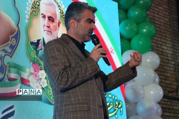 جشن باشکوه دهه فجر و تقدیر از دانش‌آموزان نمونه در شهرستان پیشوا