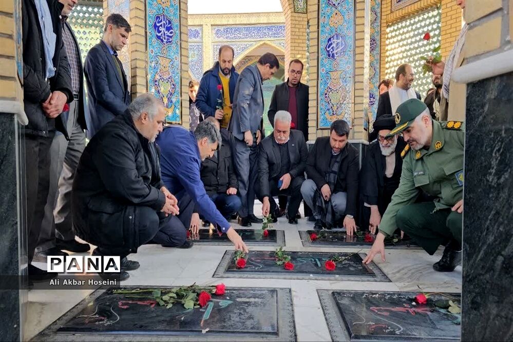 گل باران مزار شهدای گمنام شهرستان ورامین