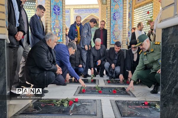 گل باران مزار شهدای گمنام شهرستان ورامین