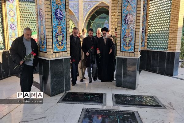 گل باران مزار شهدای گمنام شهرستان ورامین