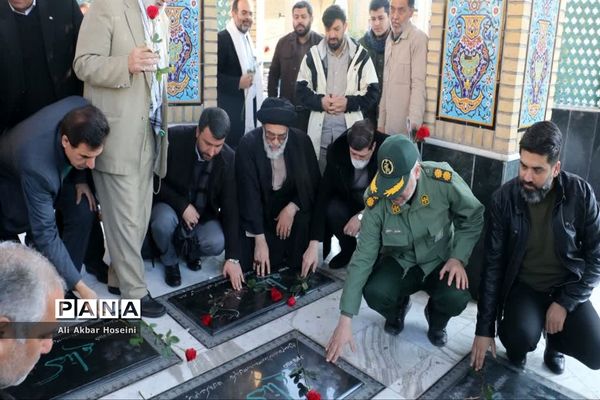 گل باران مزار شهدای گمنام شهرستان ورامین