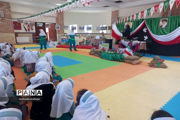 جشن دهه فجر در آموزشگاه صدیقه‌کبری شهرستان فیروزکوه