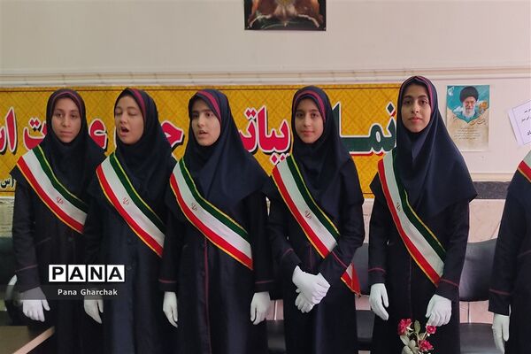 برگزاری مانور یاوران انقلاب در دبیرستان حضرت زینب (س) قرچک‌