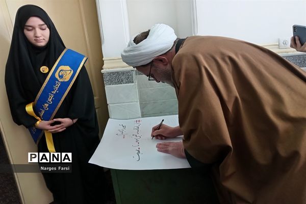 برپایی نمایشگاه «مدرسه انقلاب» در دبیرستان حضرت خدیجه(س) جعفرآباد قم