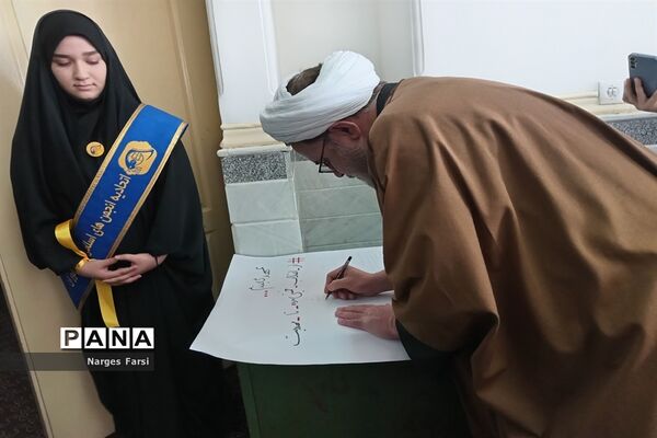 برپایی نمایشگاه «مدرسه انقلاب» در دبیرستان حضرت خدیجه(س) جعفرآباد قم