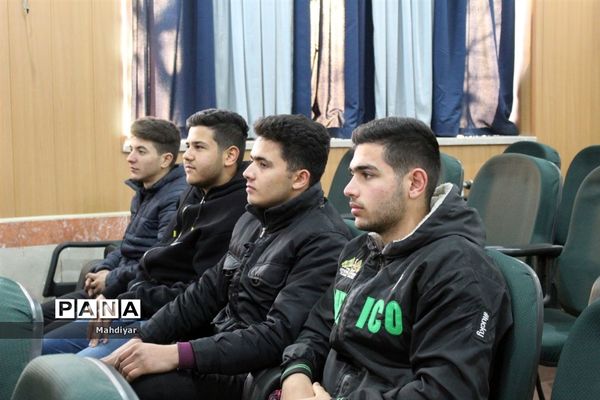 بدرقه دانش‌آموزان به اردو راهیان نور شهر جوادآباد