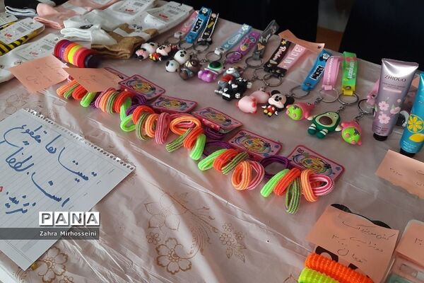 بزرگداشت ایام‌الله دهه فجر در مدارس ناحیه یک شهرری