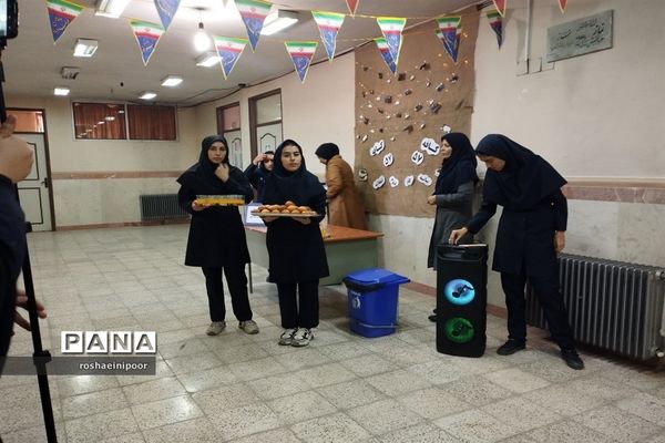افتتاحیه نمایشگاه مدرسه انقلاب در دبیرستان هفده شهریور شهرستان فیروزکوه