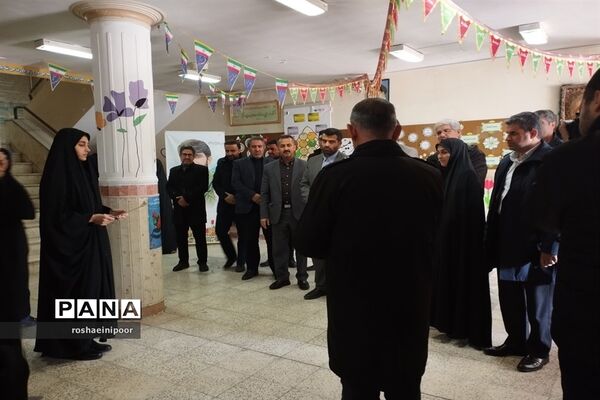 افتتاحیه نمایشگاه مدرسه انقلاب در دبیرستان هفده شهریور شهرستان فیروزکوه