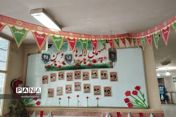افتتاحیه نمایشگاه مدرسه انقلاب در دبیرستان هفده شهریور شهرستان فیروزکوه