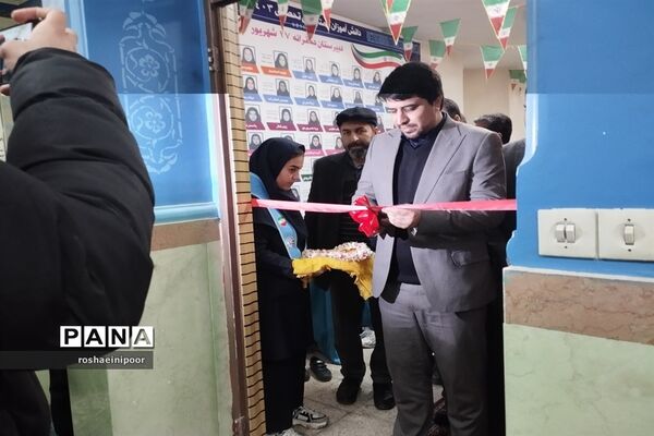 افتتاحیه نمایشگاه مدرسه انقلاب در دبیرستان هفده شهریور شهرستان فیروزکوه