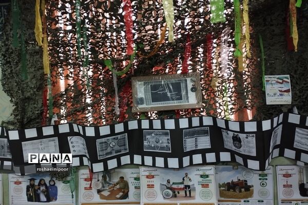 افتتاحیه نمایشگاه مدرسه انقلاب در دبیرستان هفده شهریور شهرستان فیروزکوه