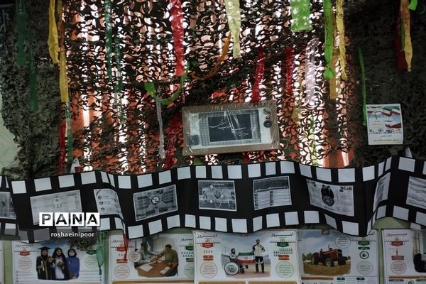 افتتاحیه نمایشگاه مدرسه انقلاب در دبیرستان هفده شهریور شهرستان فیروزکوه