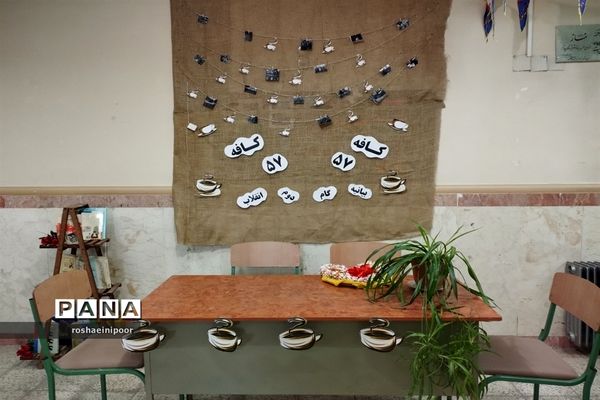 افتتاحیه نمایشگاه مدرسه انقلاب در دبیرستان هفده شهریور شهرستان فیروزکوه