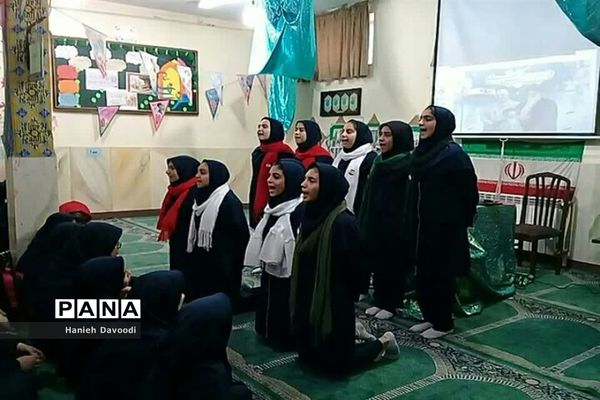 مراسم جشن دهه فجر در دبیرستان شهید برقعی یک قم