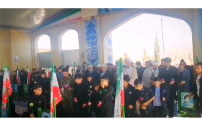 غبارروبی مزار شهدا در آستانه چهل‌وپنجمین سالگرد انقلاب اسلامی و همزمان با عید مبعث در کوشک/ فیلم