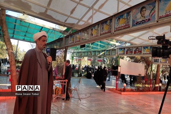 گلباران مزار شهدای قم در دهه فجر