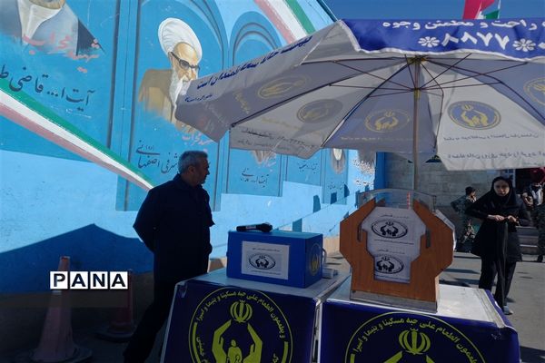 میز خدمت در نمازجمعه شهرستان قدس به‌مناسبت دهه فجر در شهرستان قدس